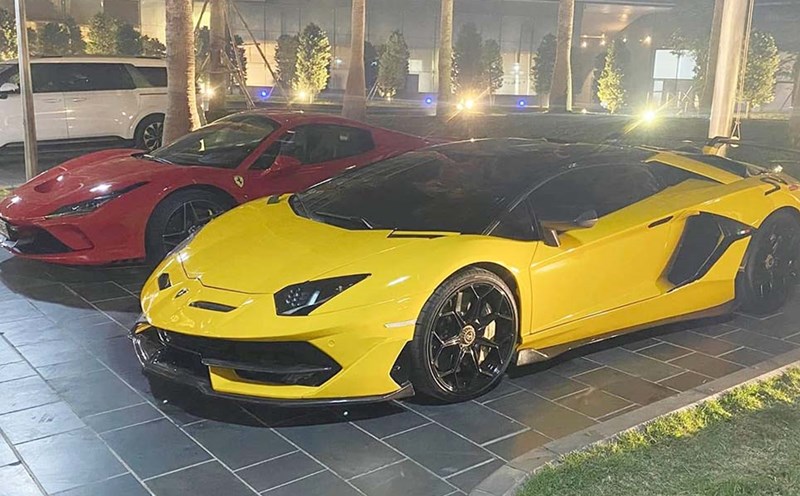 A fleet of supercars worth nearly 200 billion VND gathered at a hotel in Hanoi attracts attention. Photo: Thong Nguyen