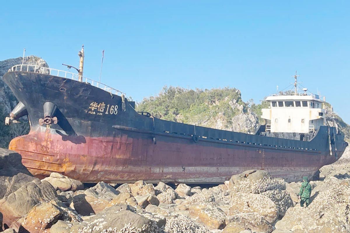 Transport ship HUA XIN 168 (China) ran aground in the waters of Van Don, Quang Ninh province. Photo: Quang Ninh Border Guard