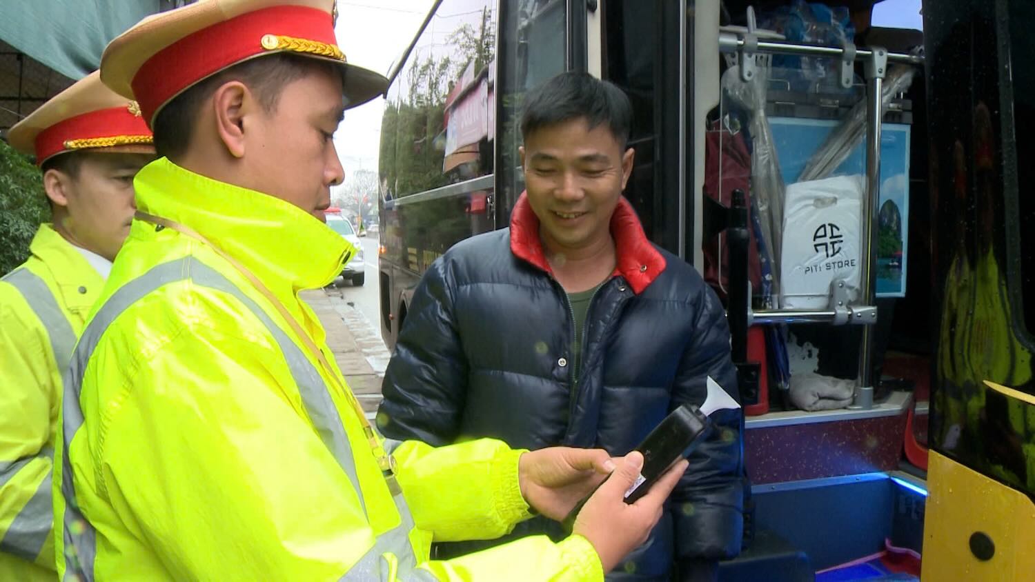 Police patrol and control traffic safety during Tet. Photo: Nguyen Hung.