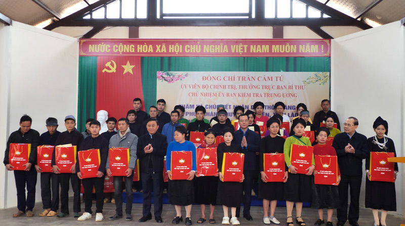 Chairman of the Central Inspection Commission Tran Cam Tu and President of the Vietnam General Confederation of Labor Nguyen Dinh Khang presented Tet gifts to the people of Lang Nu. Photo: Thu Dieu