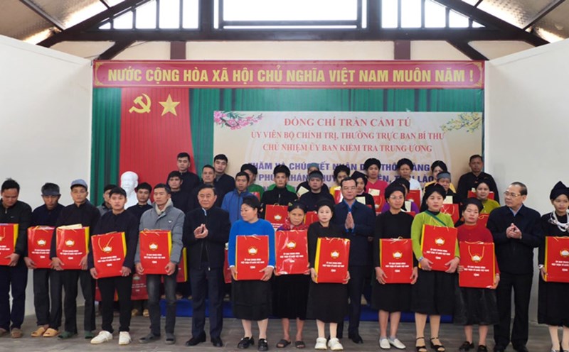 Chairman of the Central Inspection Commission Tran Cam Tu and President of the Vietnam General Confederation of Labor Nguyen Dinh Khang presented Tet gifts to the people of Lang Nu. Photo: Thu Dieu