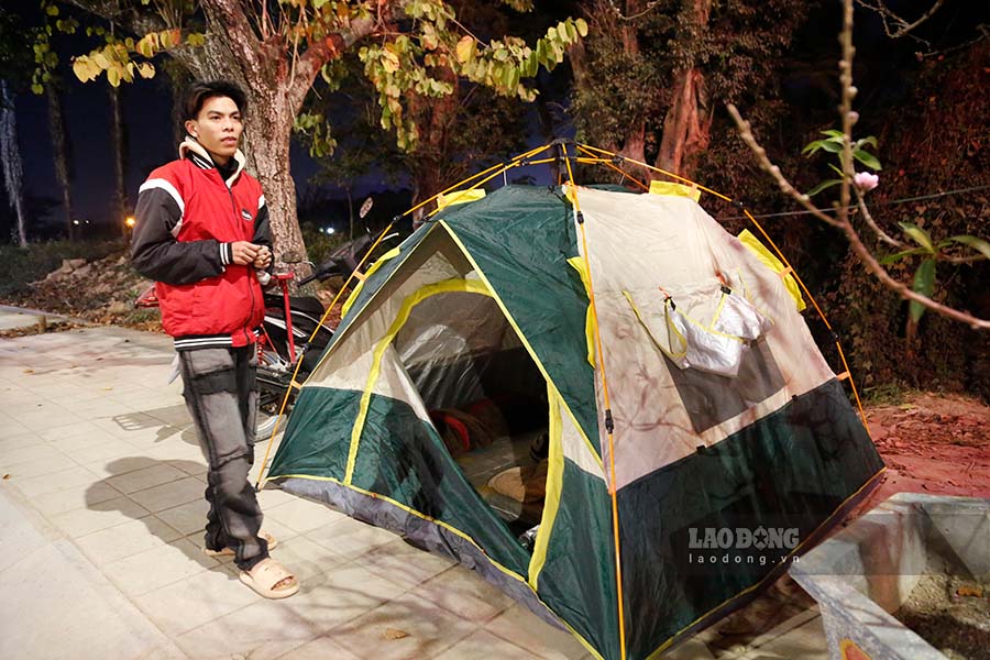 Spending the night lighting a fire and sleeping in a tent to watch over peach and kumquat trees in Dien Bien. Photo: An Binh.
