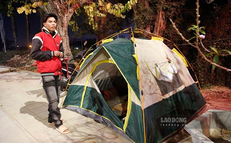 Spending the night lighting a fire and sleeping in a tent to watch over peach and kumquat trees in Dien Bien. Photo: An Binh.