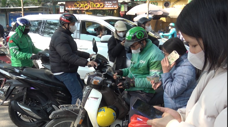 Technology motorbike taxi drivers increase working hours, earn millions on Tet holiday