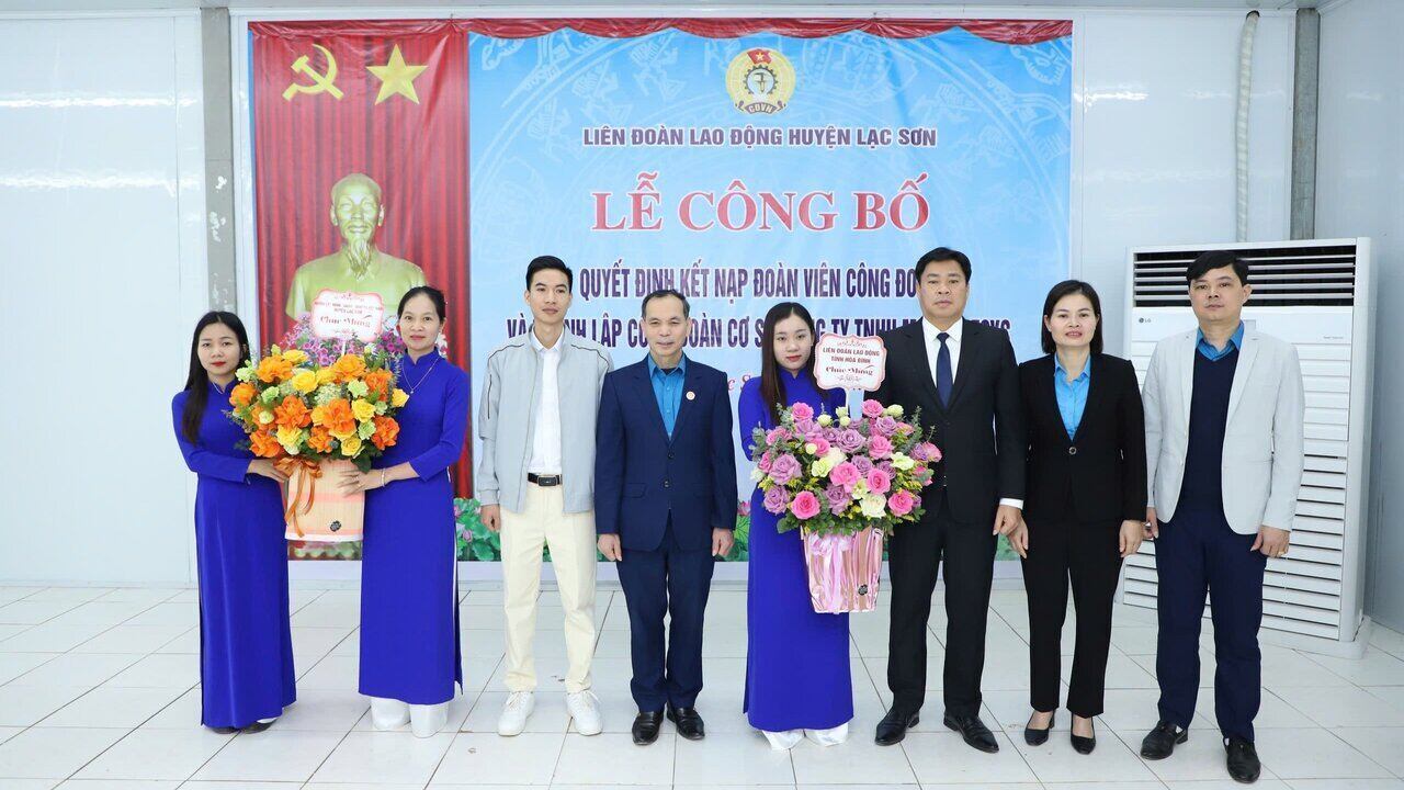 Leaders of the Hoa Binh Provincial Federation of Labor and Lac Son District Party Committee presented flowers to congratulate. Photo: Pham Cuong