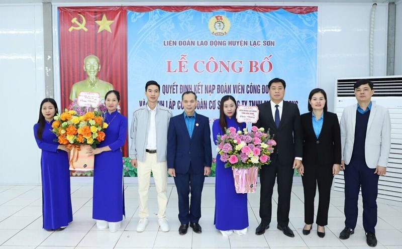 Leaders of the Hoa Binh Provincial Federation of Labor and Lac Son District Party Committee presented flowers to congratulate. Photo: Pham Cuong