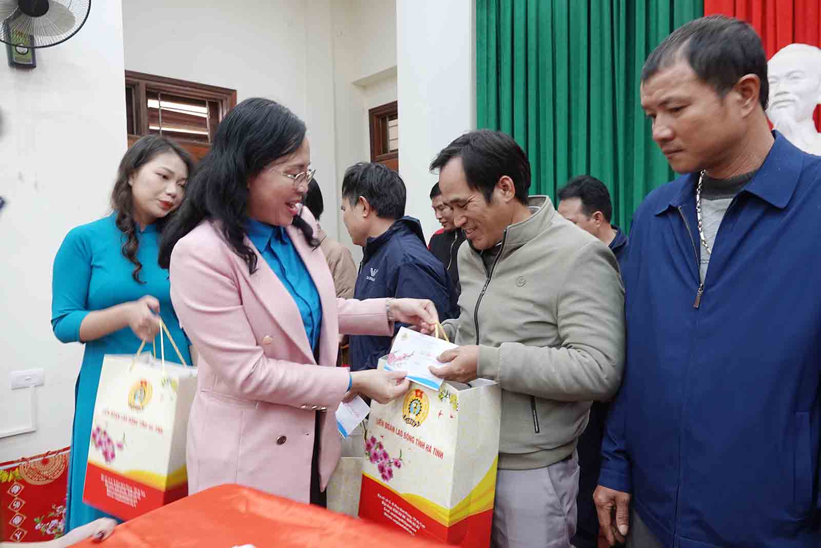 Ms. Tang Thi Linh Chi - Vice President of Ha Tinh Provincial Labor Federation - presented gifts to union members of Ha Tinh Transport - Construction Trade Union. Photo: Tran Tuan