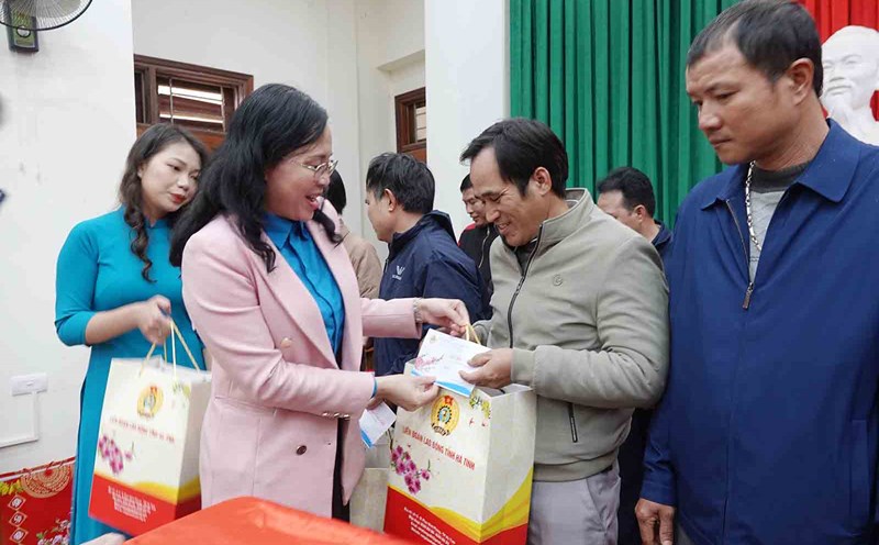 Ms. Tang Thi Linh Chi - Vice President of Ha Tinh Provincial Labor Federation - presented gifts to union members of Ha Tinh Transport - Construction Trade Union. Photo: Tran Tuan