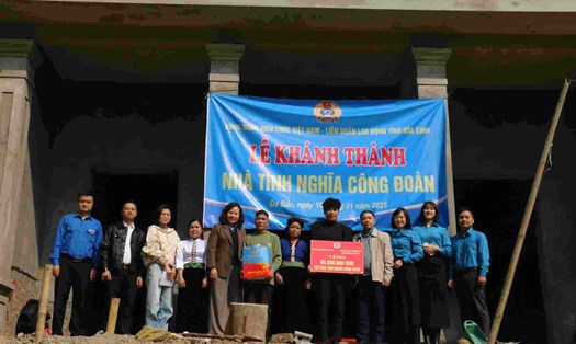 Trao nhà Mái ấm Công đoàn cho đoàn viên khó khăn ở vùng cao Hòa Bình. Ảnh: Yên San
