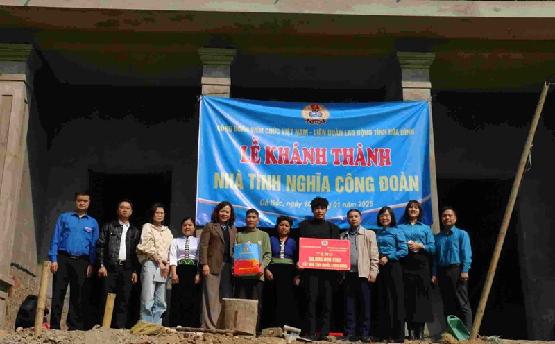 Giving away Trade Union Shelter houses to union members in difficult circumstances in the mountainous areas of Hoa Binh. Photo: Yen San
