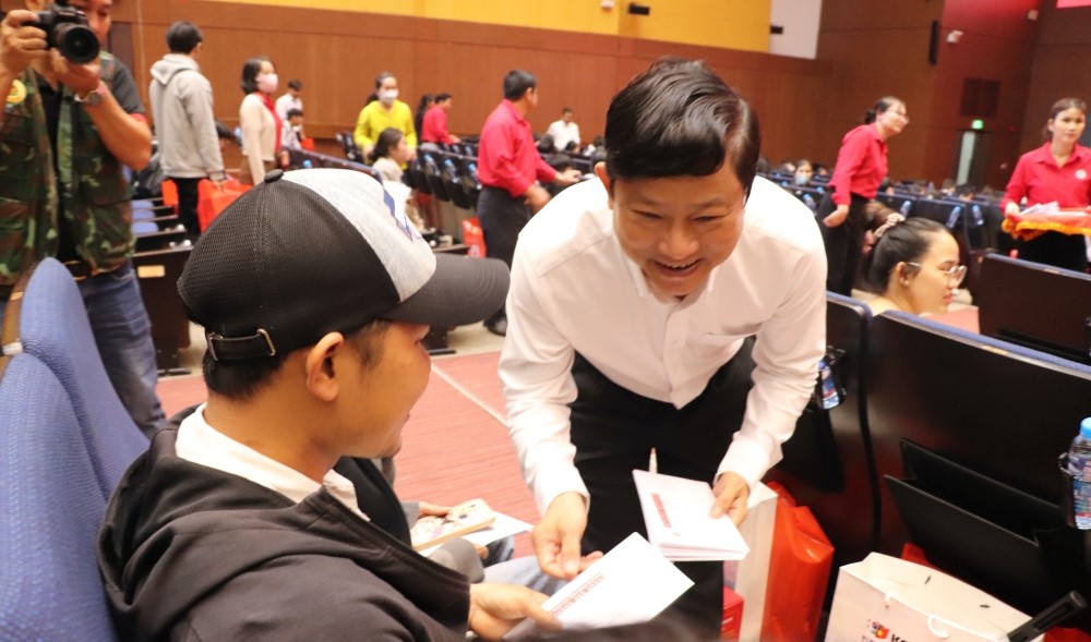 Mr. Vo Van Minh - Chairman of Binh Duong Provincial People's Committee presents Tet gifts to workers. Photo: Binh Duong Provincial People's Committee