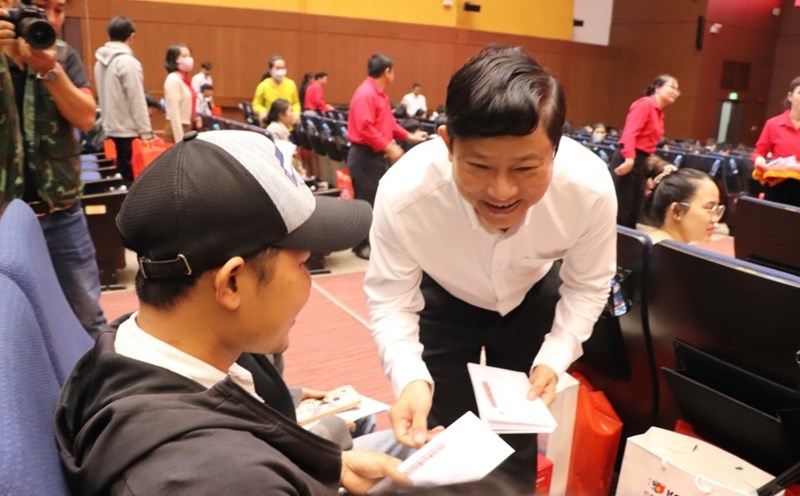 Mr. Vo Van Minh - Chairman of Binh Duong Provincial People's Committee presents Tet gifts to workers. Photo: Binh Duong Provincial People's Committee
