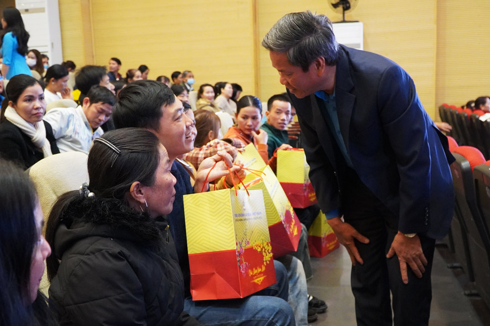 Mr. Huynh Thanh Xuan - Vice President of the Vietnam General Confederation of Labor - presented Tet gifts and visited union members and workers in Quang Ngai. Photo: Vien Nguyen