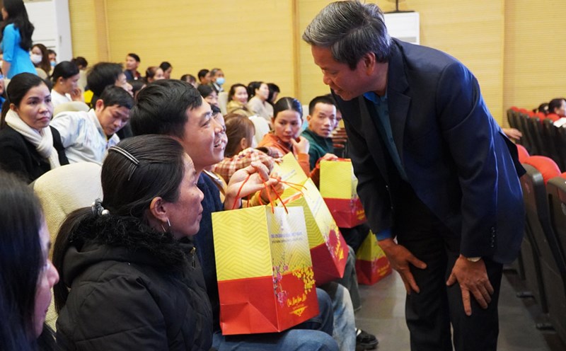 Mr. Huynh Thanh Xuan - Vice President of the Vietnam General Confederation of Labor - presented Tet gifts and visited union members and workers in Quang Ngai. Photo: Vien Nguyen