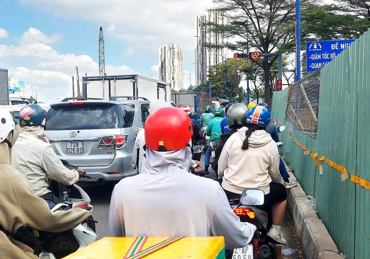 Red light for 122 seconds at the Mai Chi Tho - Dong Van Cong intersection (HCMC). Photo: Minh Quan