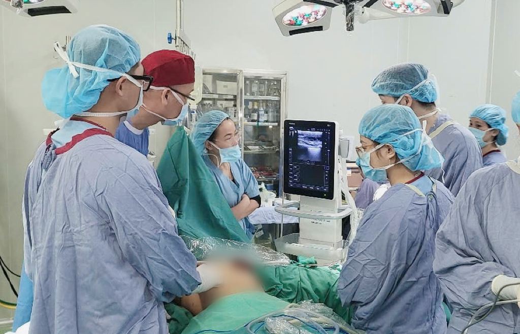 Doctors at Viet Duc Friendship Hospital give emergency treatment to a patient who had complications after getting a beauty treatment near Tet. Photo: Thao My