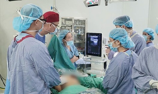 Các bác sĩ Bệnh viện Hữu nghị Việt Đức cấp cứu cho người bệnh làm đẹp cận Tết gặp biến chứng. Ảnh: Thảo My