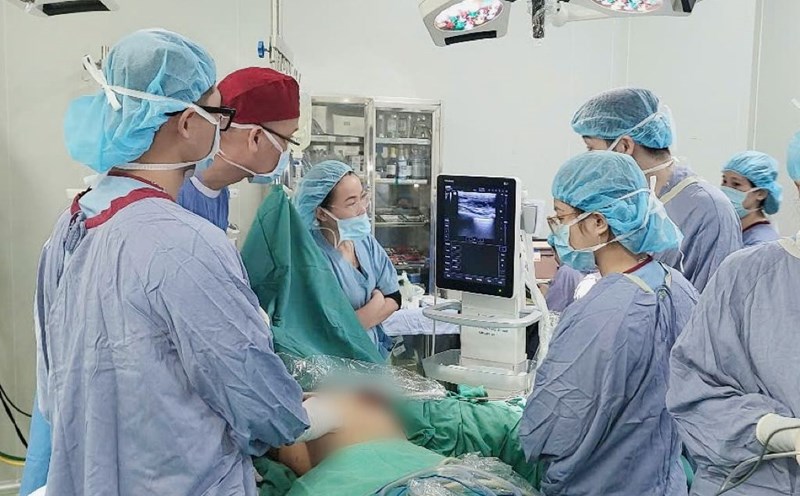 Doctors at Viet Duc Friendship Hospital give emergency treatment to a patient who had complications after getting a beauty treatment near Tet. Photo: Thao My