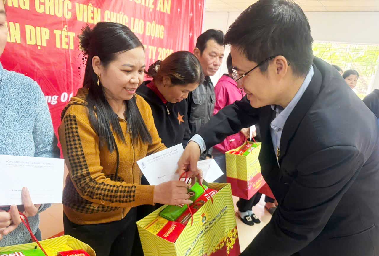 Mr. Hoang Minh Hieu - Standing Member of the Law Committee of the National Assembly, National Assembly delegate of Nghe An province, presented Tet gifts to union members and workers of Con Cuong district. Photo: Tran Van