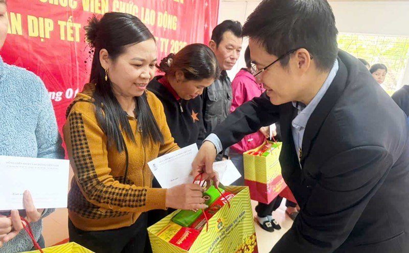 Mr. Hoang Minh Hieu - Standing Member of the Law Committee of the National Assembly, National Assembly delegate of Nghe An province, presented Tet gifts to union members and workers of Con Cuong district. Photo: Tran Van