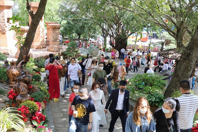 Khanh Hoa checks food safety during Tet. Photo: Phuong Linh