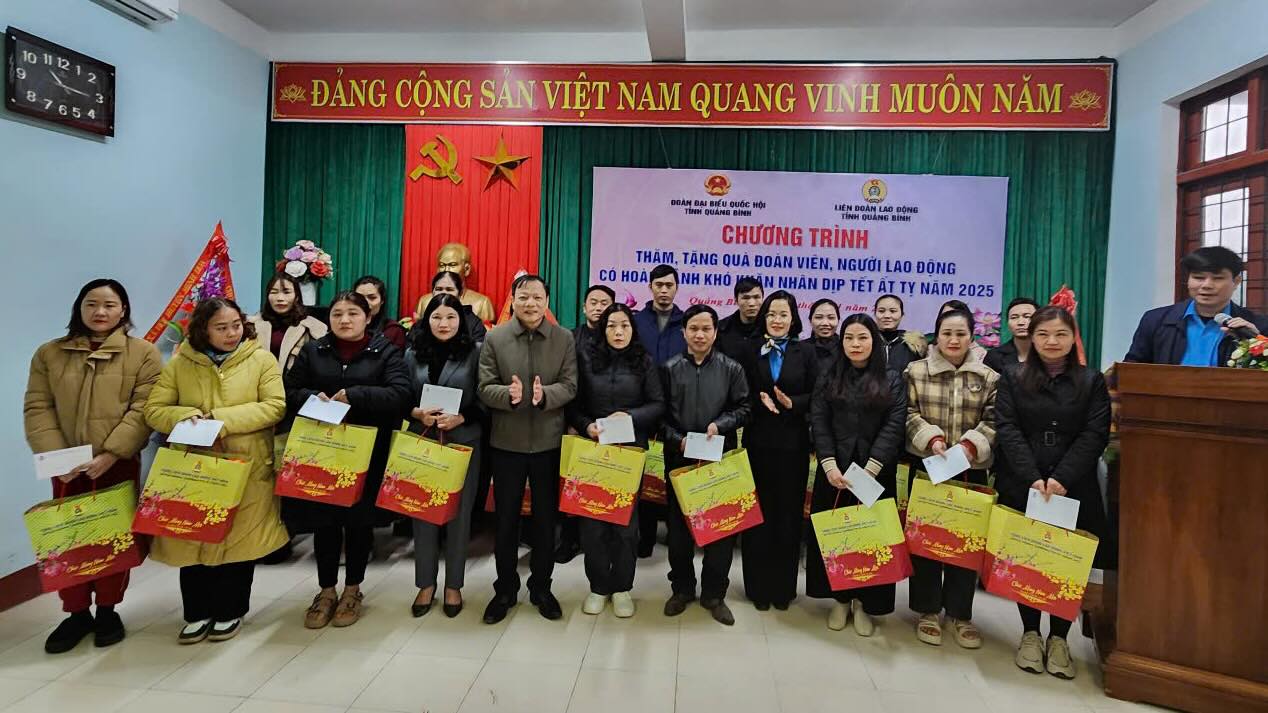 Union members and workers are supported with gifts to welcome the Lunar New Year 2025. Photo: H. Xuan