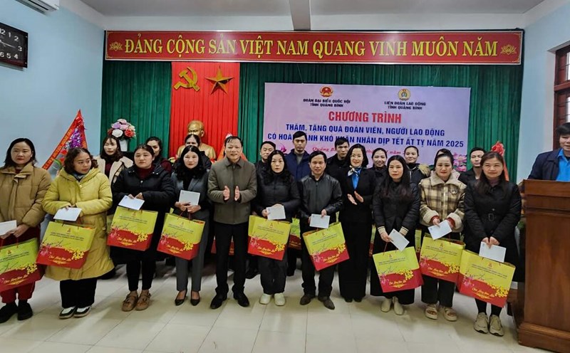 Union members and workers are supported with gifts to welcome the Lunar New Year 2025. Photo: H. Xuan