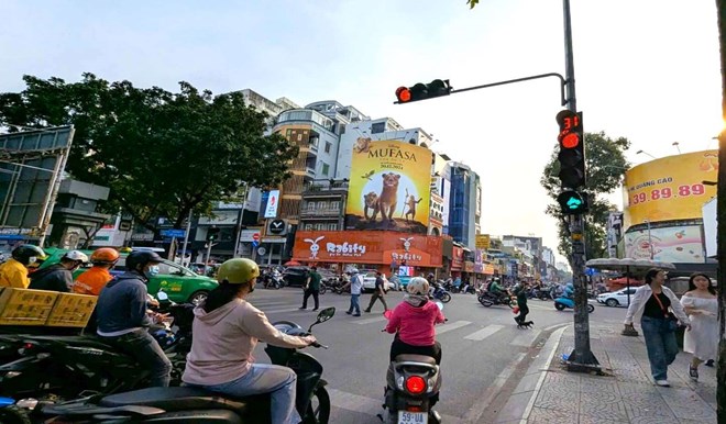 Den tin hieu cho xe may re phai khi den do tai giao lo Vo Thi Sau - Hai Ba Trung (Quan 1, TPHCM). Anh: Anh Tu