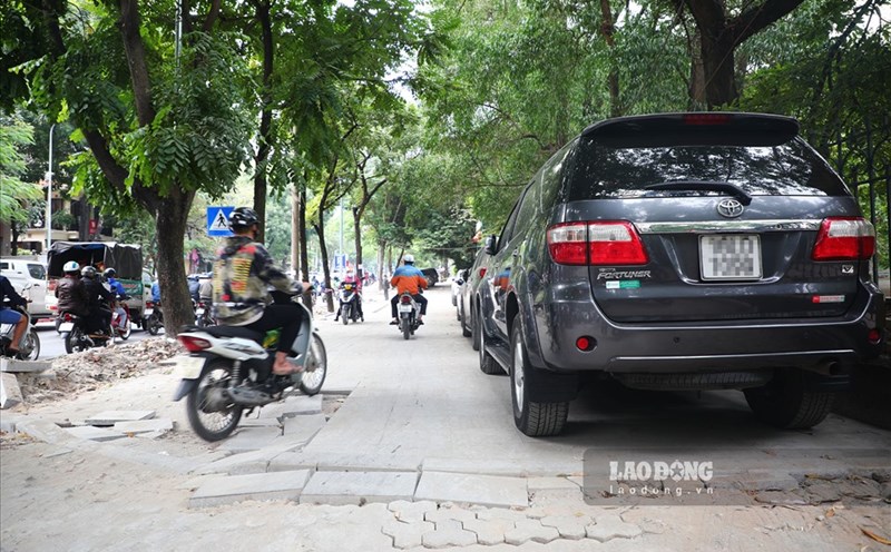 The act of riding a motorbike on the sidewalk against regulations, with the fine increased to 6 million VND, is considered quite high by the people. Photo: To The