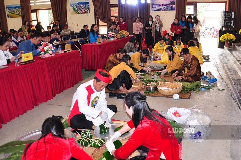 Chương trình “Tết Sum vầy – Xuân ơn Đảng” năm 2025 của Liên đoàn Lao động tỉnh Lào Cai được khởi đầu bằng hoạt động thi gói bánh chưng. Ảnh: Đinh Đại 