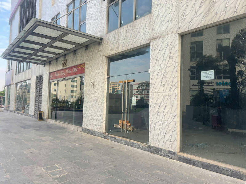 Many apartment blocks in Hanoi have signs for rent. Photo: Thu Giang