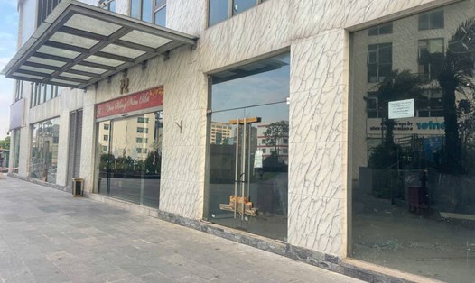 Nhiều mặt bằng khối đế chung cư tại Hà Nội treo biển cho thuê. Ảnh: Thu Giang