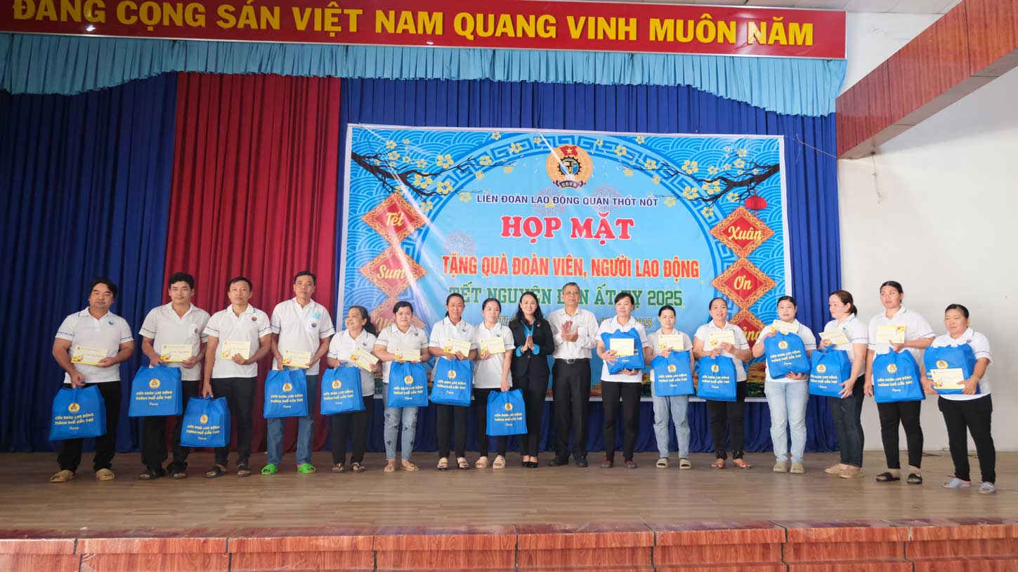 Hơn 200 suất quà Tết đã được trao tay ĐV, NLĐ có hoàn cảnh khó khăn. Ảnh: Mỹ Ly