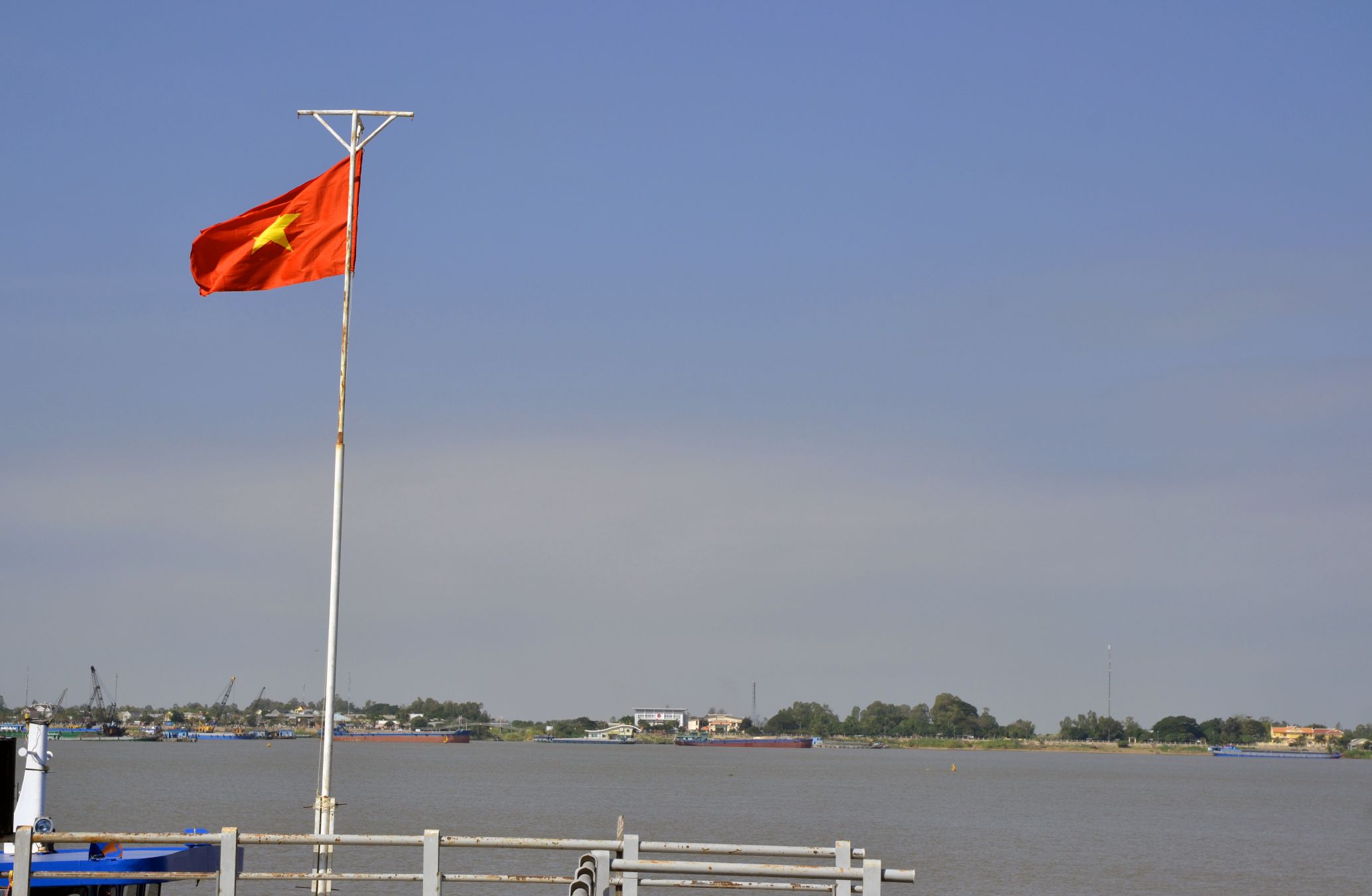 Song Tien doan di qua khu vuc Cua khau quoc te Thuong Phuoc. Anh: Thanh Mai