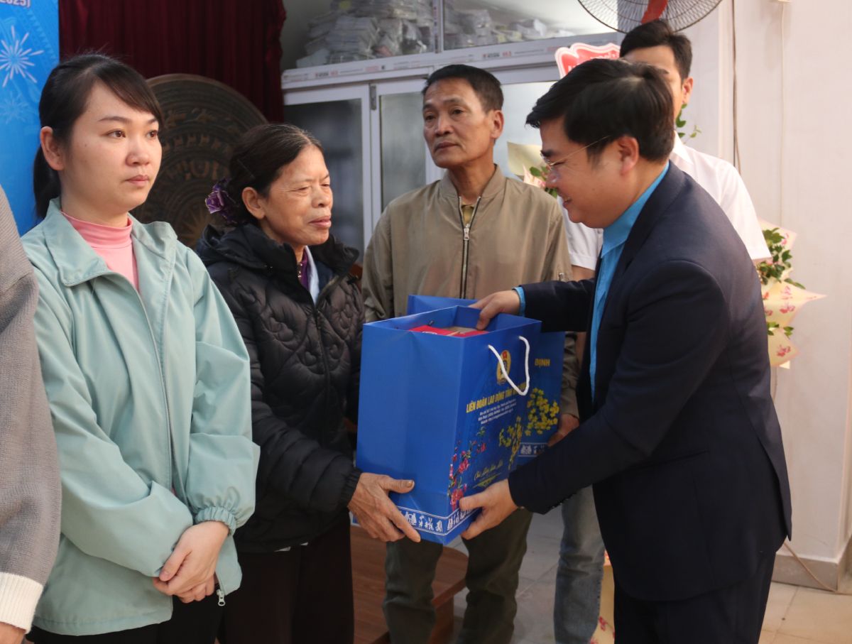 Mr. Hoang Dinh Trung - Nam Dinh Provincial Labor Federation presents Tet gifts to union members. Photo: Dao Mai