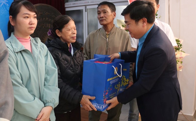 Mr. Hoang Dinh Trung - Nam Dinh Provincial Labor Federation presents Tet gifts to union members. Photo: Dao Mai