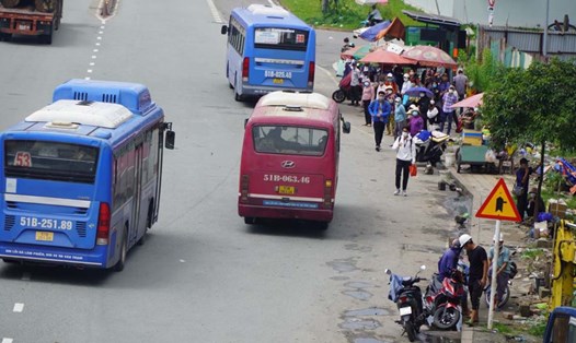 Tình trạng "xe dù, bến cóc" có xu hướng gia tăng tại TPHCM dịp cận Tết. Ảnh minh họa: Nguyên Chân