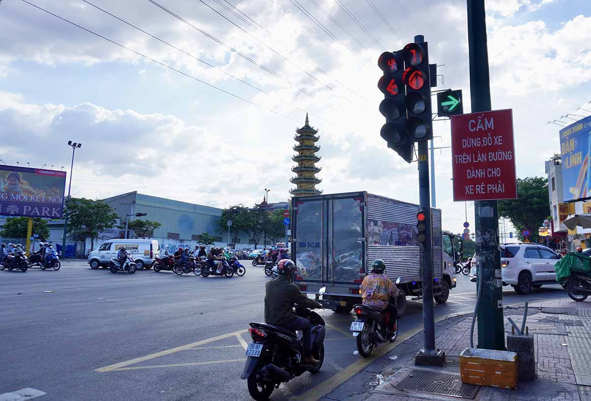 Many key intersections in Ho Chi Minh City have been equipped with lights for two-wheeled vehicles to turn right. Photo: Nhu Quynh