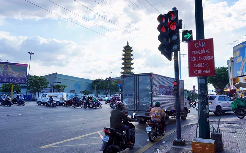 Many key intersections in Ho Chi Minh City have been equipped with lights for two-wheeled vehicles to turn right. Photo: Nhu Quynh