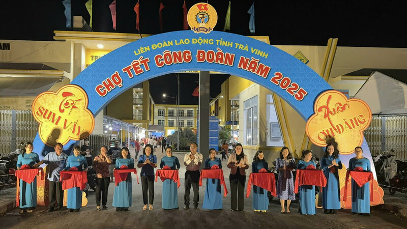Tra Vinh opens the 2025 Trade Union Tet Market. Photo: Hoang Loc