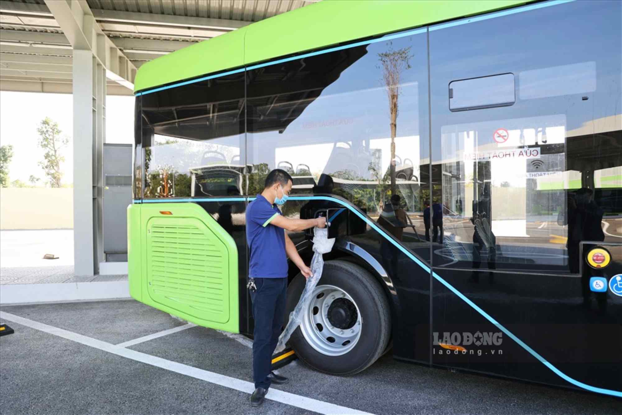 Charging station infrastructure needs to be developed to accelerate the conversion to electric vehicles. Photo: Pham Dong