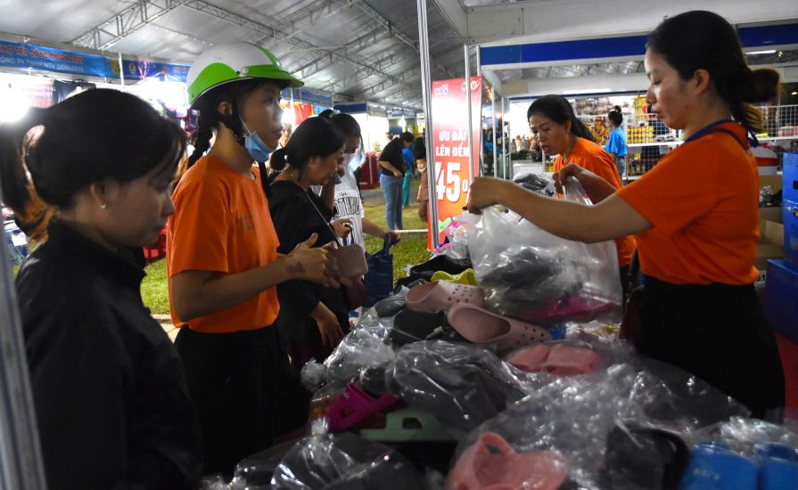 Workers buy goods at the 2025 Trade Union Tet Market program in Dong Nai at preferential prices. Photo: Ha Anh Chien
