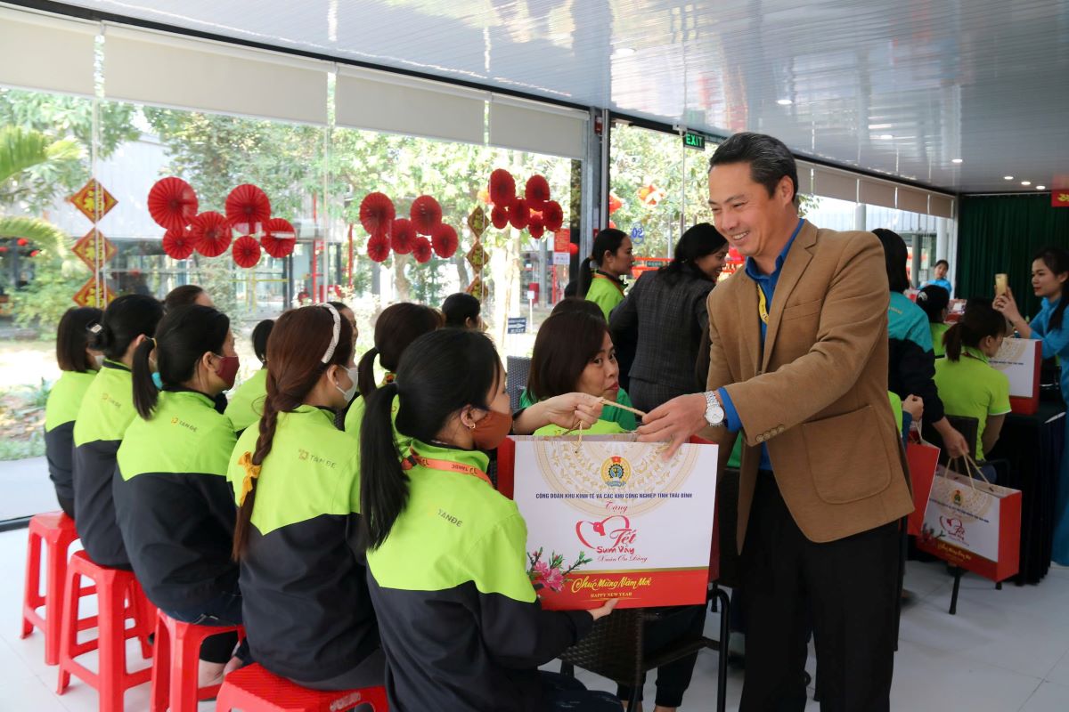 Chairman of the Trade Union of Thai Binh Economic Zone and Industrial Zones Hoang The Tranh presents Tet gifts to workers of Tan De Company. Photo: Ba Manh