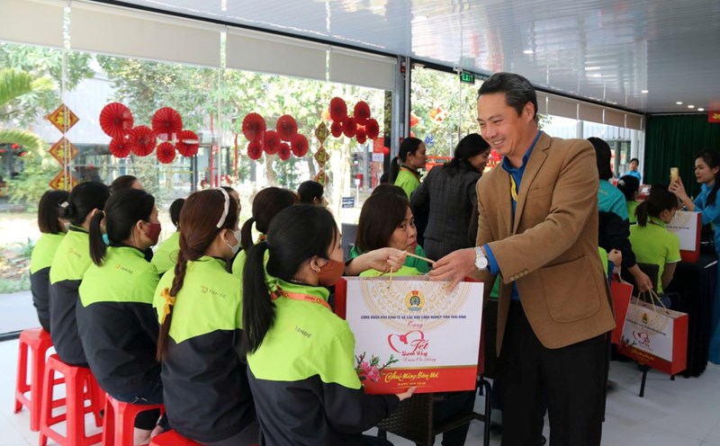 Chairman of the Trade Union of Thai Binh Economic Zone and Industrial Zones Hoang The Tranh presents Tet gifts to workers of Tan De Company. Photo: Ba Manh