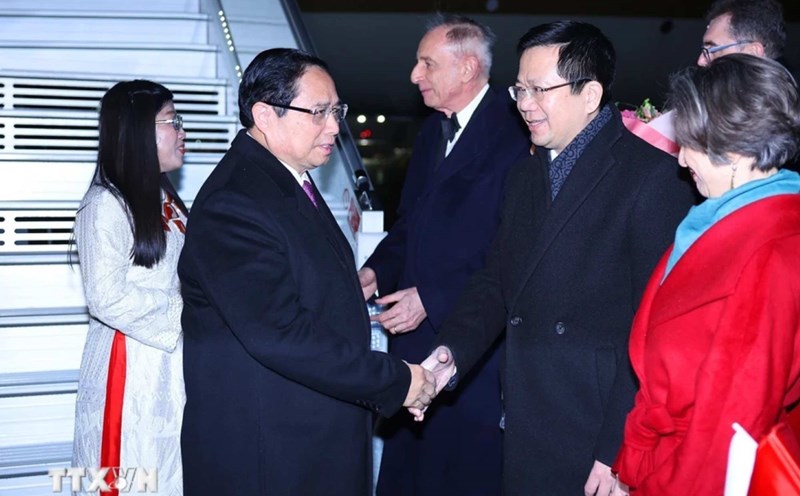 Politburo member, Prime Minister Pham Minh Chinh and his wife arrive in Warsaw, Poland. Photo: VNA