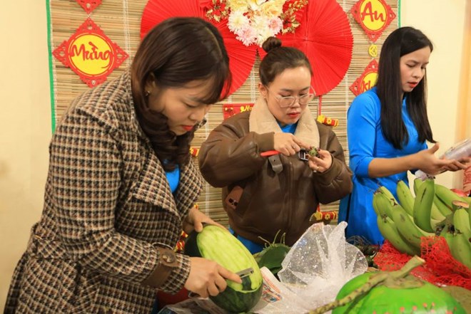 Thi gói bánh tét tặng công nhân khu nhà trọ