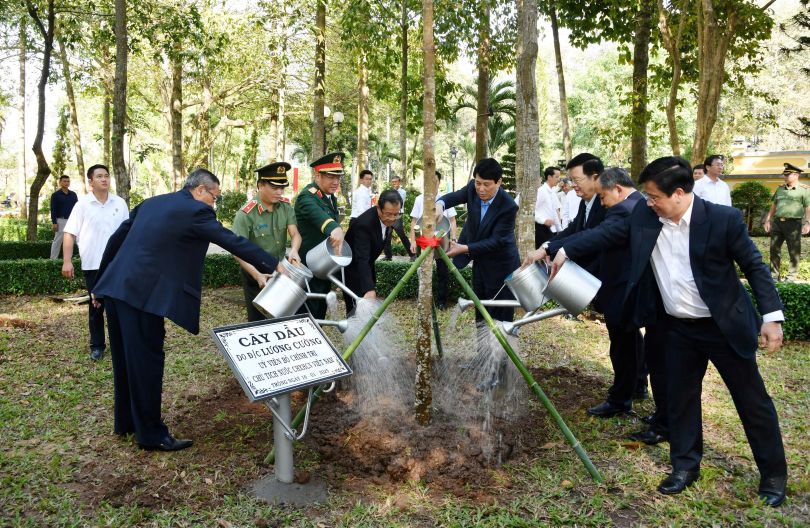 Chủ tịch nước cùng đoàn công tác trồng cây lưu niệm tại Di tích quốc gia đặc biệt Khu lưu niệm Chủ tịch Tôn Đức Thắng tại Mỹ Hòa Hưng, TP Long Xuyên, An Giang. Ảnh: Cổng thông tin điện tử An Giang