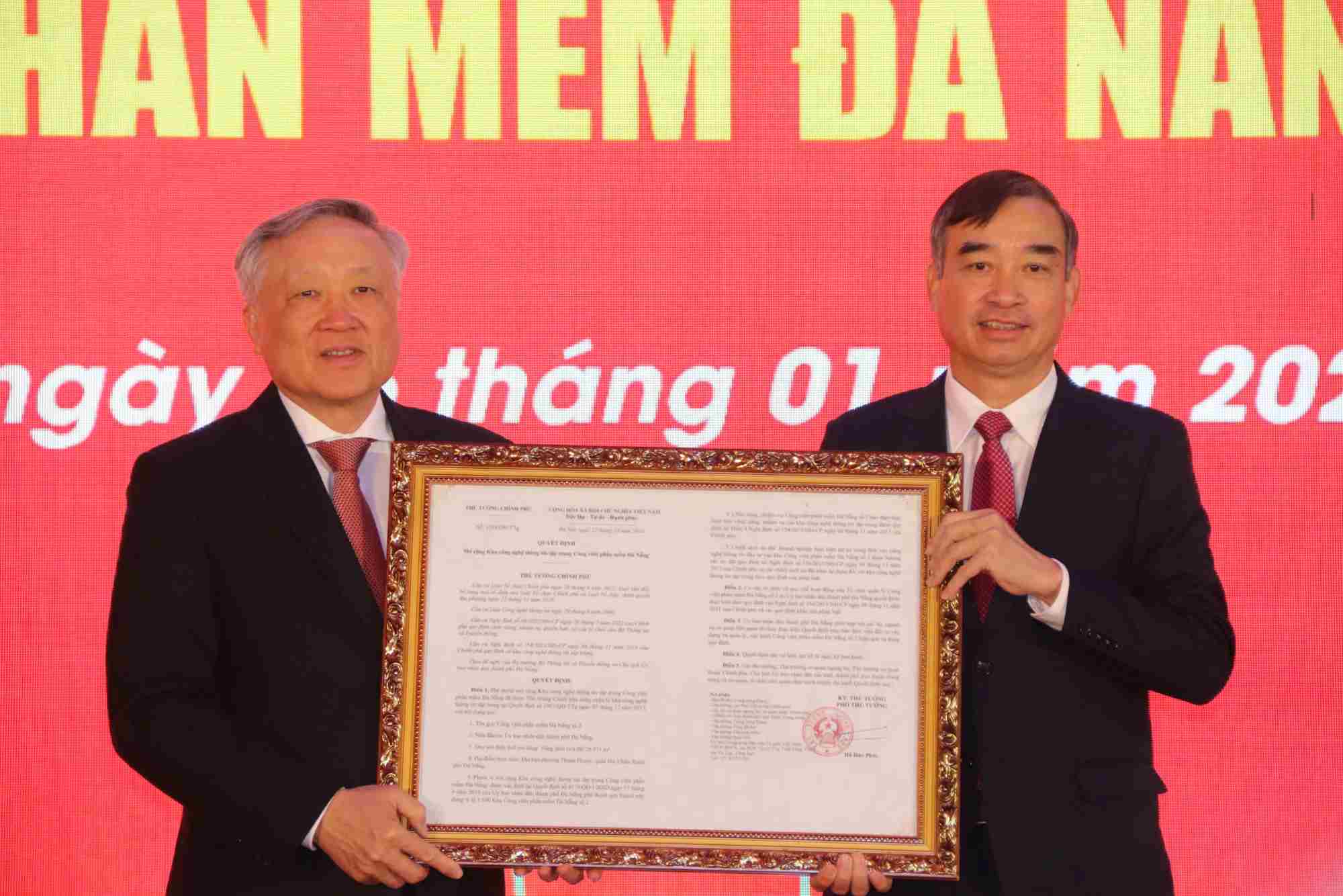 Mr. Nguyen Hoa Binh, Politburo member, Permanent Deputy Prime Minister of the Government, presented the decision to expand the concentrated Information Technology Zone of Da Nang Software Park. Photo: Nguyen Linh