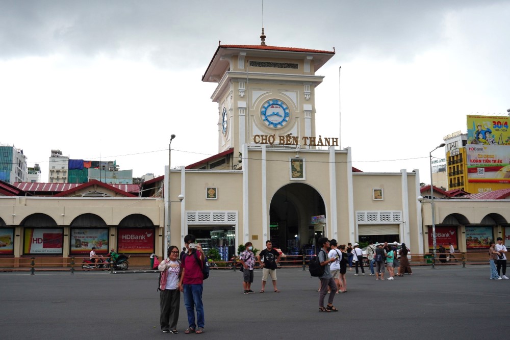 Khu vuc cho Ben Thanh la noi sam uat thu hut nguoi dan va du khach den vui choi. Anh: Anh Tu