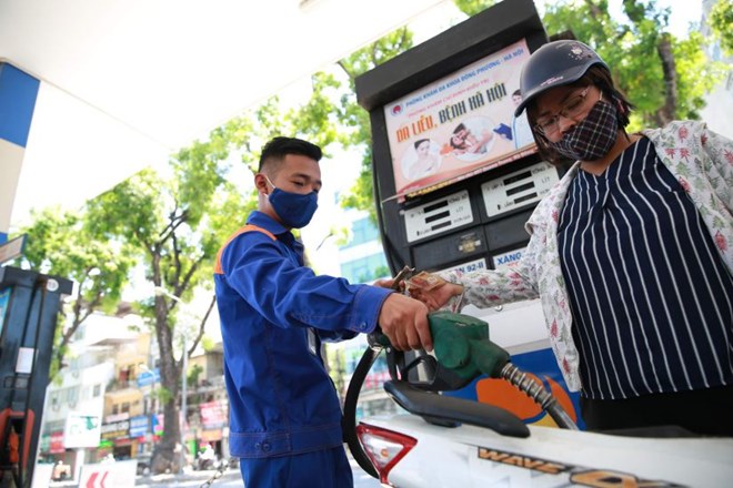 Proposal to sharply increase fines for using phones at gas stations. Photo: Hai Nguyen